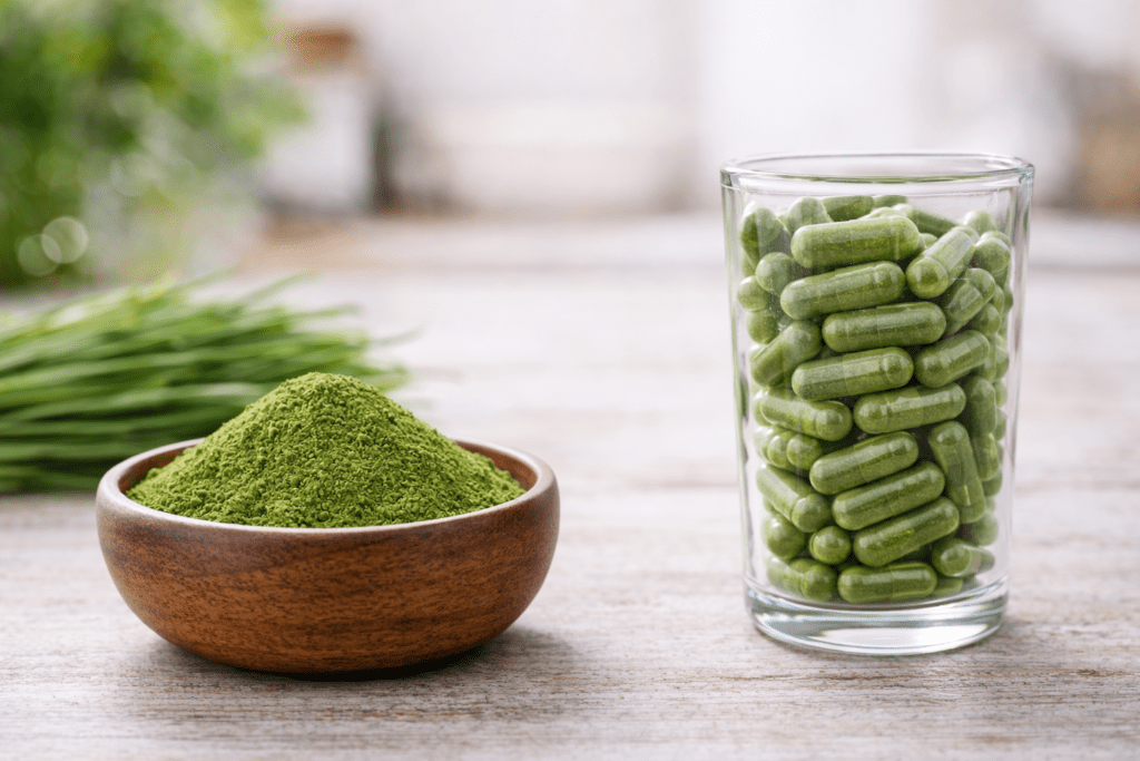 Weizengras Pulver in einer Schale und Weizengras Kapseln im Glas als Vergleich der Darreichungsformen