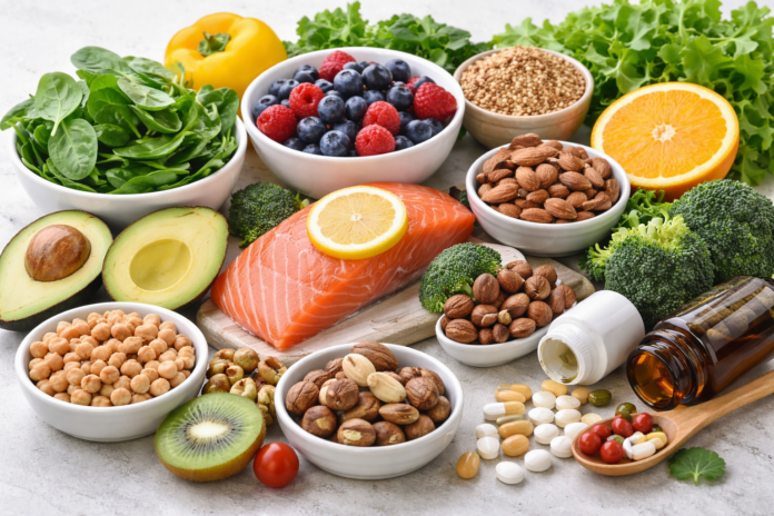 Verschiedene mikronährstoffreiche Lebensmittel wie Lachs, Beeren, Nüsse, grünes Gemüse und Vollkornprodukte auf hellem Hintergrund